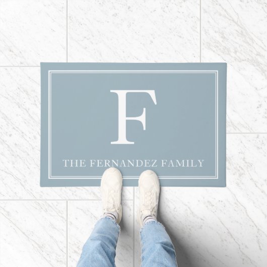 Elegant Dusty Blue Initial Familienname Fußmatte (Indoor)