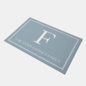 Elegant Dusty Blue Initial Familienname Fußmatte (Schrägansicht)