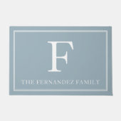 Elegant Dusty Blue Initial Familienname Fußmatte (Vorderseite)