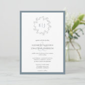 Elegant Dusty Blue Leaf Wreath Monogram Wedding Einladung (Stehend Vorderseite)
