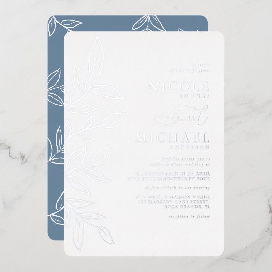 Elegant Dusty Blue Minimal Silver Leaf Wedding Folieneinladung (Vorderseite/Rückseite)