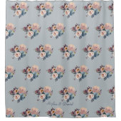 Elegant Dusty Blue Misty Rose Blume Monogramm Duschvorhang (Vorderseite)