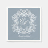 Elegant Dusty Blue Monogram Crest Script Wedding Serviette (Vorderseite)