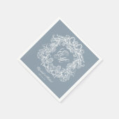 Elegant Dusty Blue Monogram Crest Script Wedding Serviette (Ecke)