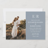 Elegant Dusty Blue Monogram Custom Foto Wedding Einladung (Vorderseite)