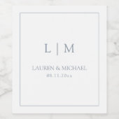 Elegant Dusty Blue Monogram Typografy Wedding Weinetikett (Einzelnes Label)