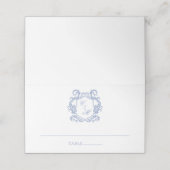 Elegant Dusty Blue Monogram Wappen Wedding Platzkarte (Außenseite Aufgefaltet)