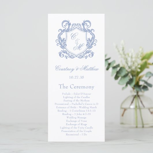 Elegant Dusty Blue Monogram Wappen Wedding Programm (Stehend Vorderseite)