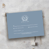 Elegant Dusty Blue Monogram Wappen Wedding RSVP Karte
