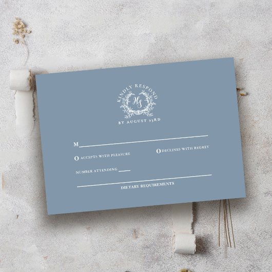 Elegant Dusty Blue Monogram Wappen Wedding RSVP Karte