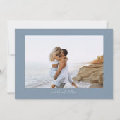 Elegant Dusty Blue Monogram Wappen Wedding Save The Date (Rückseite)