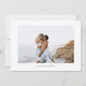 Elegant Dusty Blue Monogram Wappen Wedding Save The Date (Rückseite)