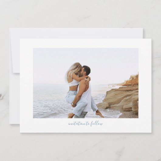 Elegant Dusty Blue Monogram Wappen Wedding Save The Date (Rückseite)