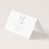 Elegant Dusty Blue Monogram Wedding Platzkarten (Rückseite)