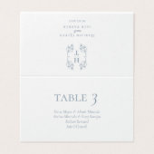 Elegant Dusty Blue Monogram Wedding Platzkarten (Außenseite Aufgefaltet)