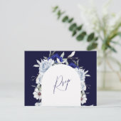 Elegant Dusty Blue Navy Floral Arch Wedding RSVP Postkarte (Stehend Vorderseite)