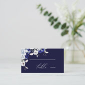 Elegant Dusty Blue Navy Floral Wedding Platzkarte (Stehend Vorderseite)