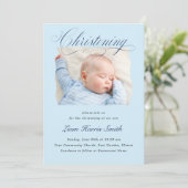 Elegant Dusty Blue Pastel Script Taufe Foto Boy Einladung (Stehend Vorderseite)