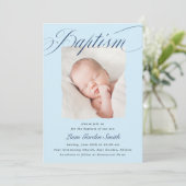 Elegant Dusty Blue Pastel Script Taufe Foto Inv Einladung (Stehend Vorderseite)