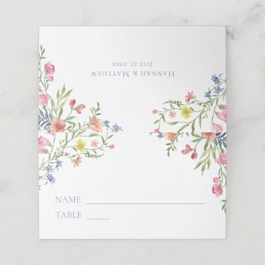 Elegant Dusty Blue Pastel Wildflower Crest Wedding Platzkarte (Außenseite Aufgefaltet)