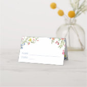 Elegant Dusty Blue Pastel Wildflower Crest Wedding Platzkarte (Vorderseite)