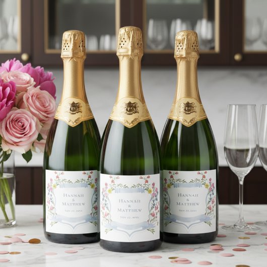 Elegant Dusty Blue Pastel Wildflower Crest Wedding Schaumweinetikett