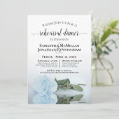 Elegant Dusty Blue Rose Hochzeit Probe Dinner Einladung (Stehend Vorderseite)