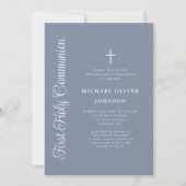 Elegant Dusty Blue Script Boy First Communion Einladung (Vorderseite)