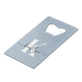 Elegant Dusty Blue Script Monogram Geldbeutel Flaschenöffner (Vorderseite Schrägansicht)