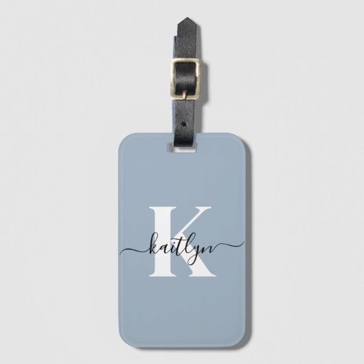 Elegant Dusty Blue Script Monogram Gepäckanhänger (Vorderseite Vertikal)