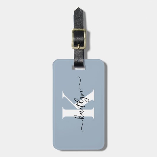 Elegant Dusty Blue Script Monogram Gepäckanhänger (Vorderseite vertikal)