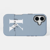 Elegant Dusty Blue Script Monogram iPhone 16 Hülle (Rückseite (Horizontal))