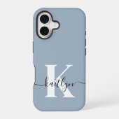 Elegant Dusty Blue Script Monogram iPhone 16 Hülle (Rückseite)