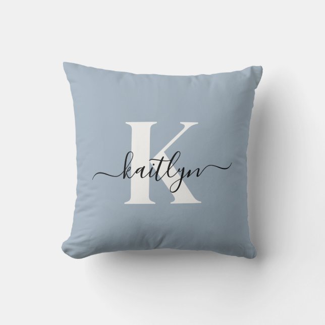 Elegant Dusty Blue Script Monogram Kissen (Vorderseite)