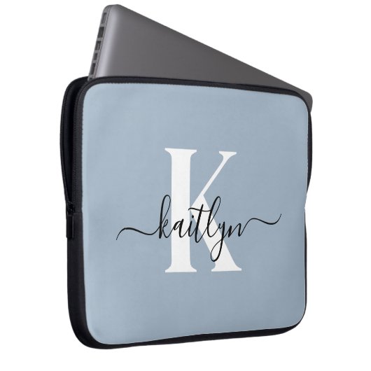 Elegant Dusty Blue Script Monogram Laptopschutzhülle (Vorne Rechts)