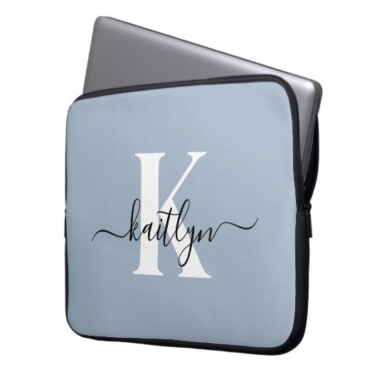 Elegant Dusty Blue Script Monogram Laptopschutzhülle (Vorderseite Links)