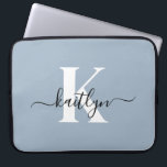 Elegant Dusty Blue Script Monogram Laptopschutzhülle<br><div class="desc">Dieser schlichte,  elegante 15" staubblaue Laptop-Sleeve mit Ihrem Vornamen in einem trendigen Script-Schriftart in schwarz und Ihr erster Einstieg in einen modernen,  weißen Kappe-Schriftart ist perfekt für Sie. Es ist stilvoll und trendig und dennoch sehr klassisch. Es ist einzigartig - wie du!</div>