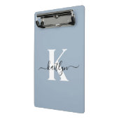 Elegant Dusty Blue Script Monogram Mini Klemmbrett (Gewinkelt2)