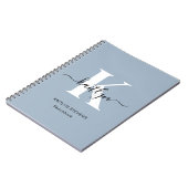 Elegant Dusty Blue Script Monogram Notizblock (Linke Seite)