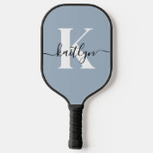 Elegant Dusty Blue Script Monogram Pickleball Schläger (Rückseite)