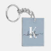 Elegant Dusty Blue Script Monogram Schlüsselanhänger (Vorderseite links)