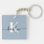 Elegant Dusty Blue Script Monogram Schlüsselanhänger (Rückseite)