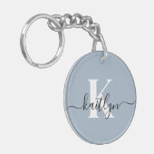 Elegant Dusty Blue Script Monogram Schlüsselanhänger (Vorderseite links)