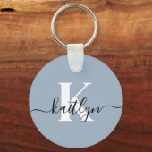Elegant Dusty Blue Script Monogram Schlüsselanhänger (Rückseite)