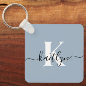 Elegant Dusty Blue Script Monogram Schlüsselanhänger (Vorderseite)