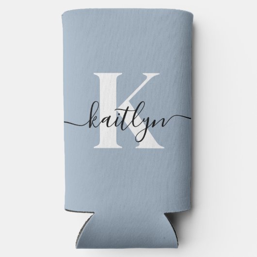 Elegant Dusty Blue Script Monogram Selters Dosenkühler (Rückseite)