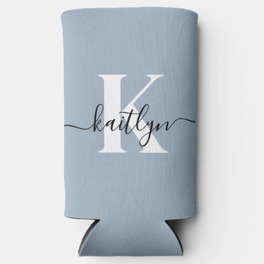 Elegant Dusty Blue Script Monogram Selters Dosenkühler (Vorderseite)