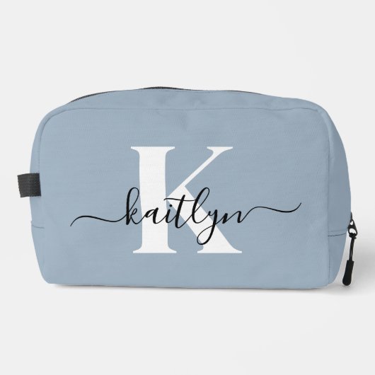 Elegant Dusty Blue Script Monogram Waschbeutel (Vorderseite)