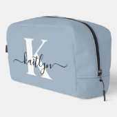 Elegant Dusty Blue Script Monogram Waschbeutel (Rechte Ecke)