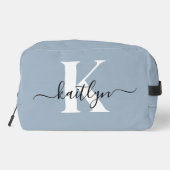 Elegant Dusty Blue Script Monogram Waschbeutel (Rückseite)